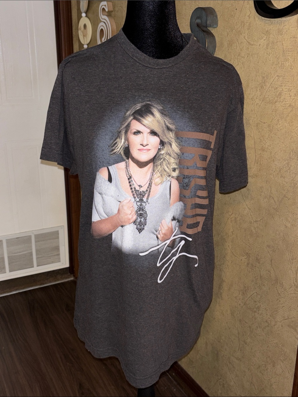 Vintage Trisha Yearwood 2014-2017 World Tour Concert T-Shirt Size M Mint